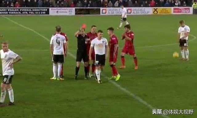  意甲赛场现巨型TIFO球迷热情助力主队  